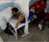 شب مع مراته عند الدكتور يكشف على كسها يلحسه ويبعبصها وينيكها -الجزء الثاني-سكس مصري