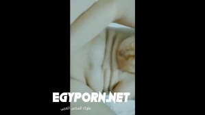 لبوة تمسك بتاع صاحبها تحطو فى كسها تتناك يقولها فرجينا طيزك تفتحها تفرجنا خرمها-سكس ايجي بورن