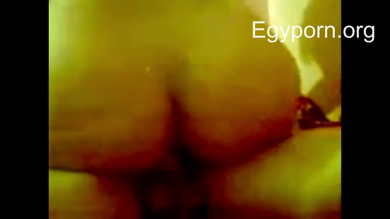 ديوث مصري جايب مراتة لصاحبه وينيكوها هم الاتنين فيلم سكس مصري قديم-Egyporn