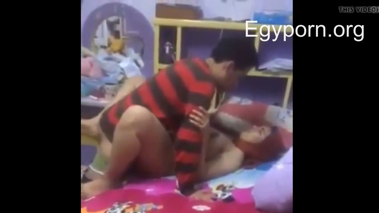 شرموطة مصرية تتناك من الخول بتاعها وتضحك وهو بيرزع في كسها سكس مصري جديد