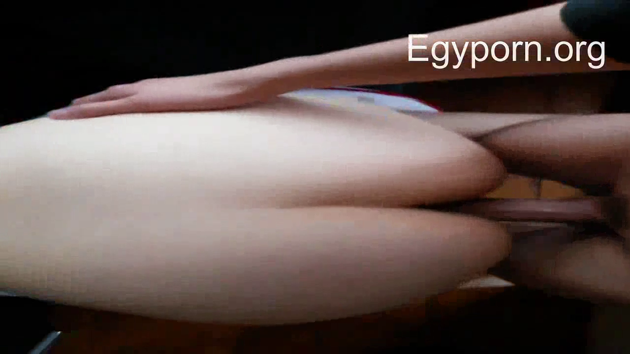 بينيك مرات اخوة في طيزها ويكب لبنه على طيزها البيضا-سكس مصري جديد