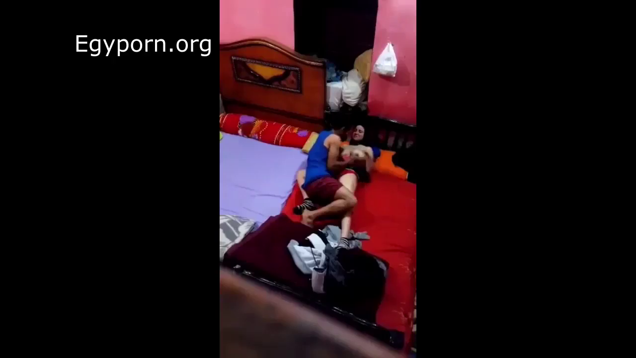 سكس سهرة كامله لمتعه وتفريش لبوه مصريه فيرجن وعشيقها ع السرير وينزل لبنه ويمسح بالملايه تصوير مخفى
