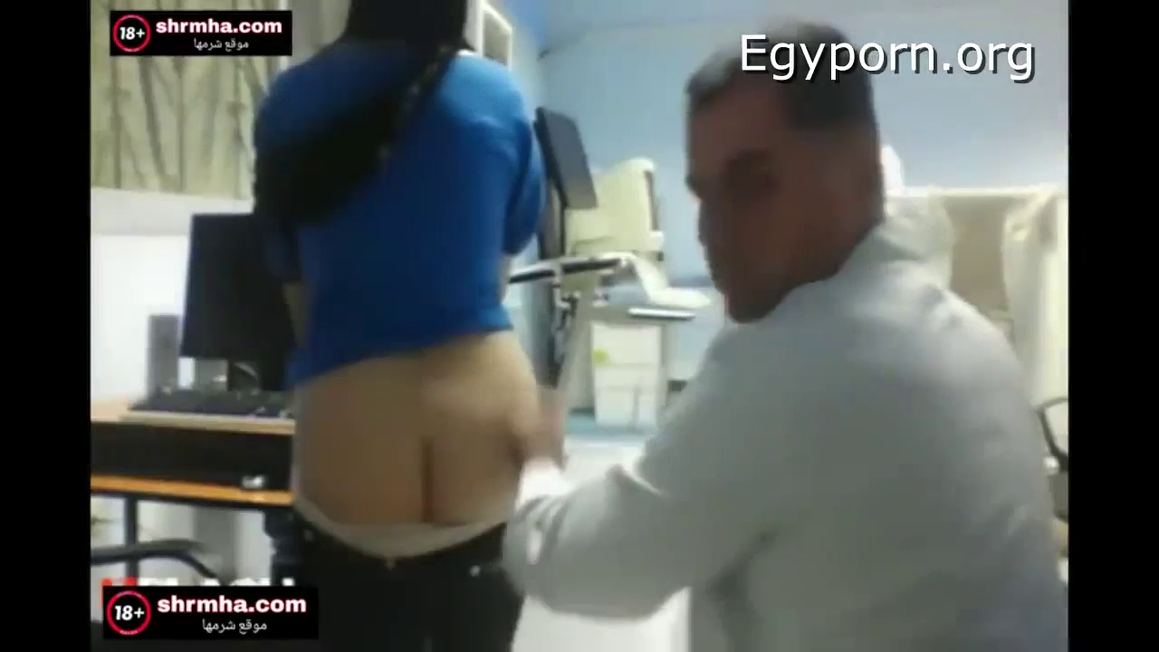 طبيب عربي يصور مريضته وهو يفحصها عارية ويلعب بجسمها وهي تشرمطو بالكلام