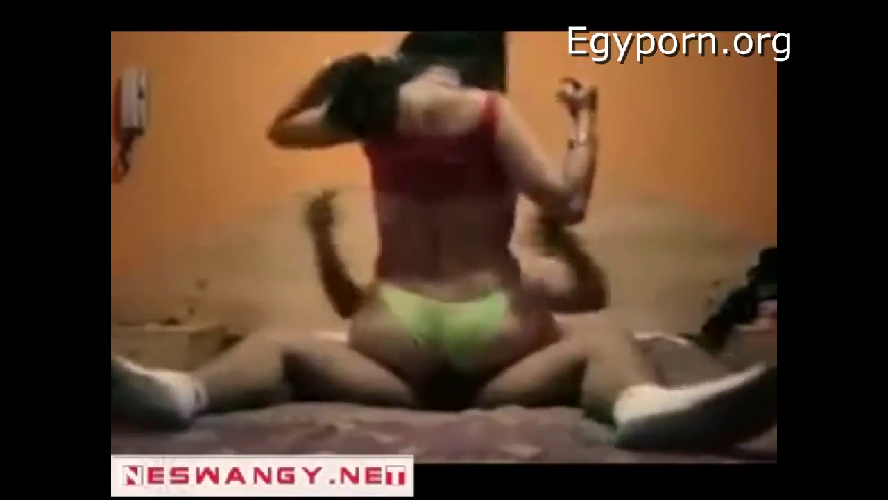 مصرية تخلي عشيقها يركب طيزها وينيكها وبعده تركب على زبة وتتناك
